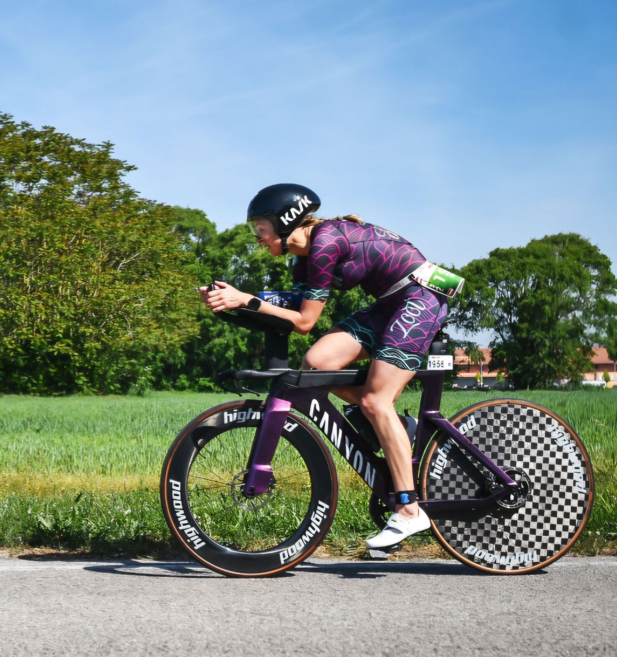 Birgit Mittenbühler beim Triathlon in Jesolo (Venedig) auf dem Rennrad (seitlich)